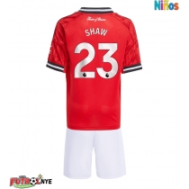 Camiseta Manchester United Luke Shaw #23 Primera Equipación para niños 2025-26 manga corta (+ pantalones cortos)